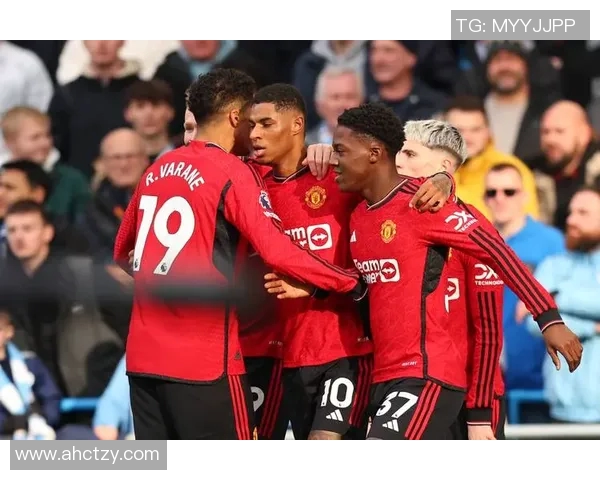 曼联再度受挫，英超霸主地位动摇，球迷集体呼吁换帅重振雄风